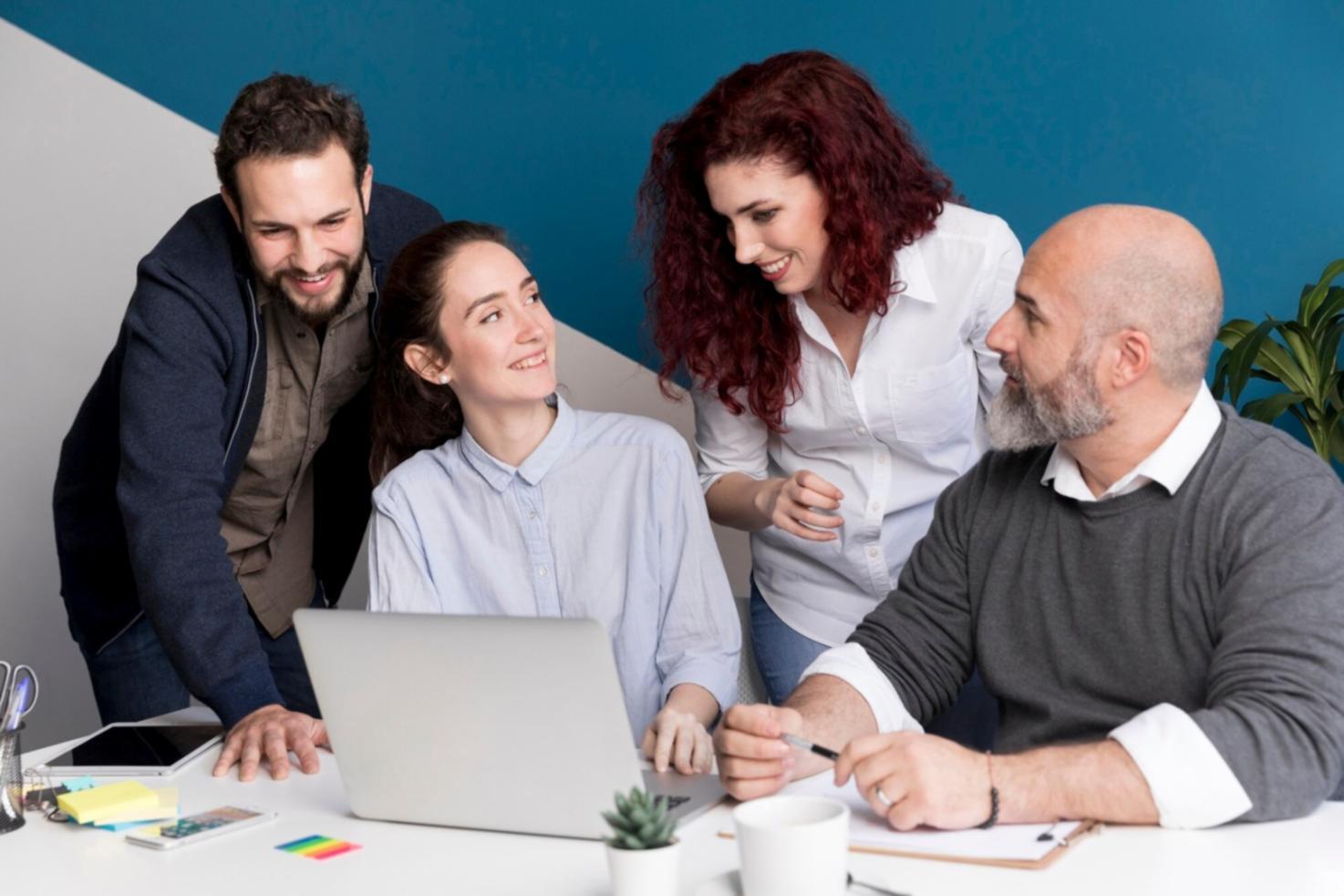 Espacio de trabajo con múltiples pantallas mostrando análisis financiero
